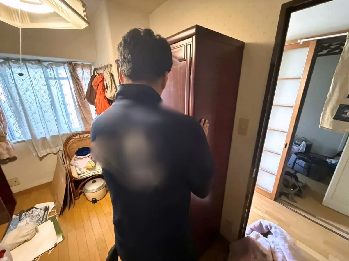 「マンションのリビングから和ダンスを回収させていただきました」作業写真