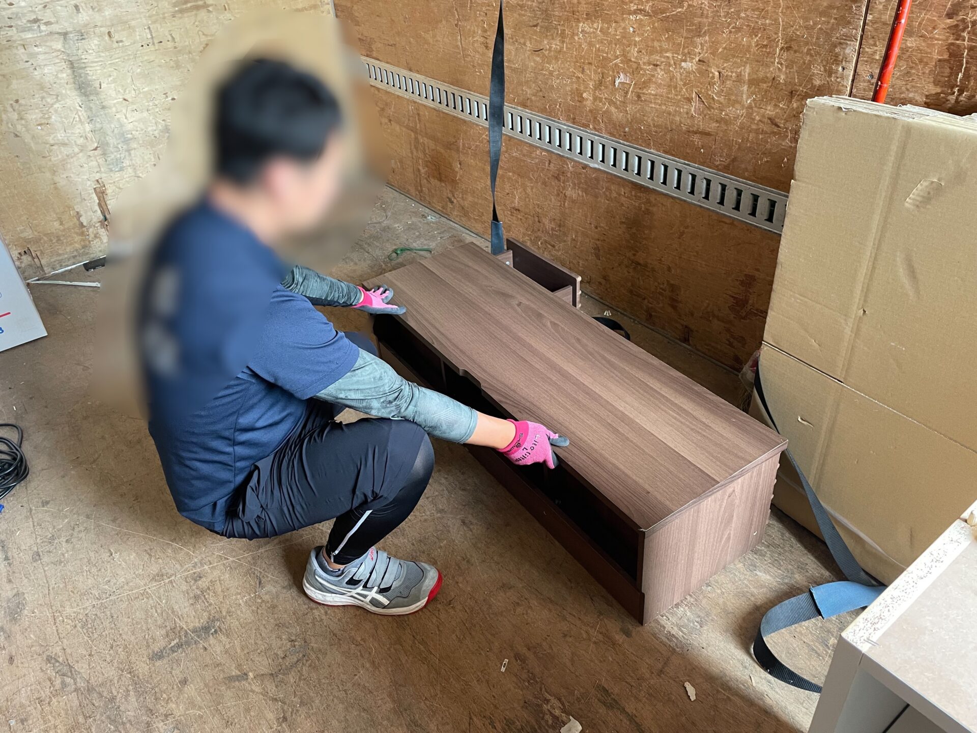 「マンションのお部屋から食器棚、テレビボードをお引き取りしました」作業写真