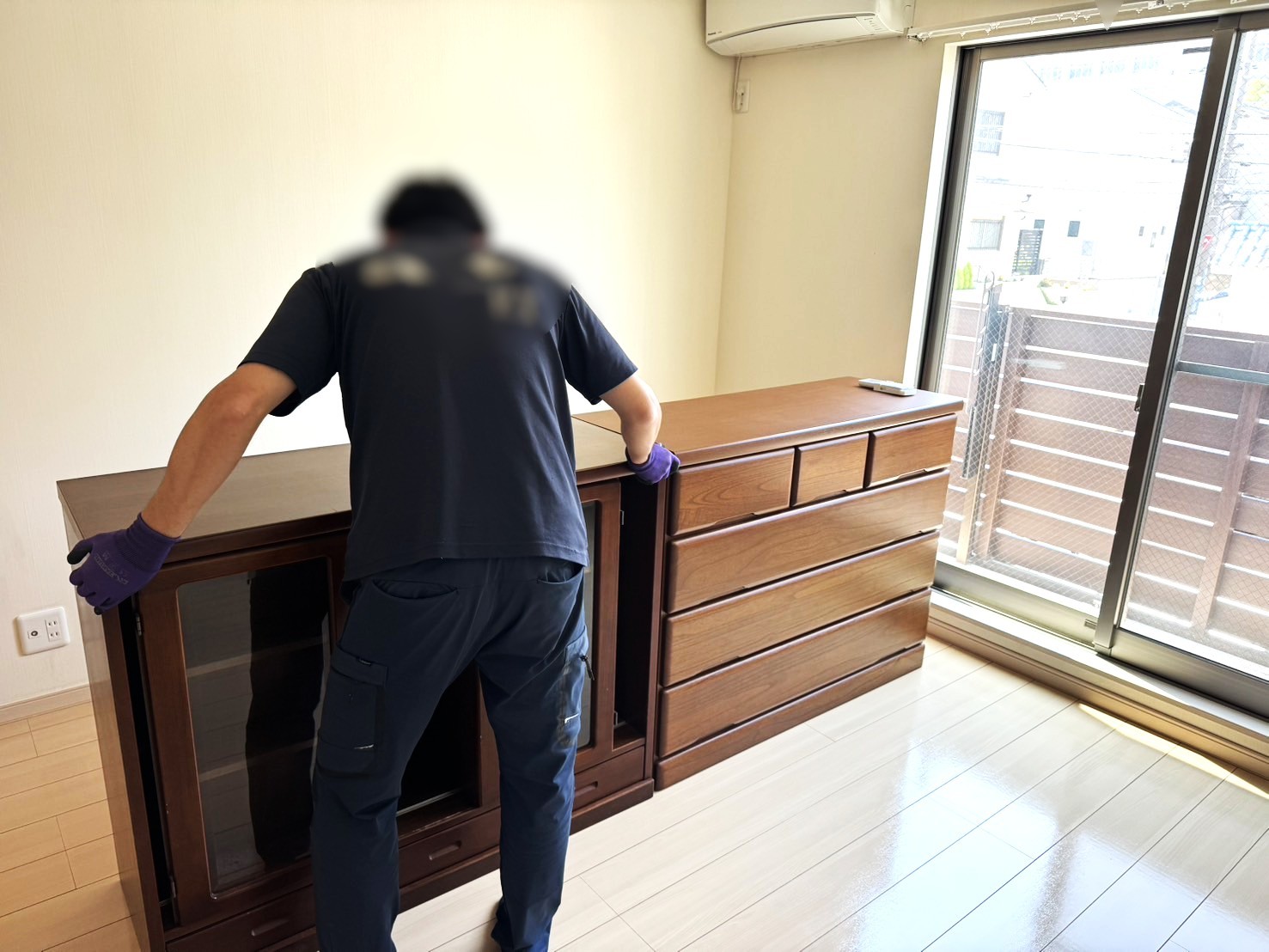 「一戸建て住宅からカップボード、チェストを搬出・回収しました」作業写真