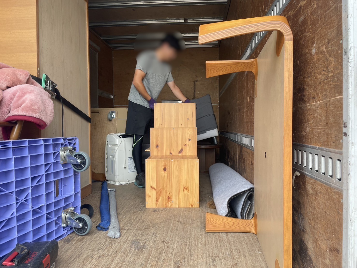 「一戸建て住宅から棚や机、タープを回収しました」作業写真