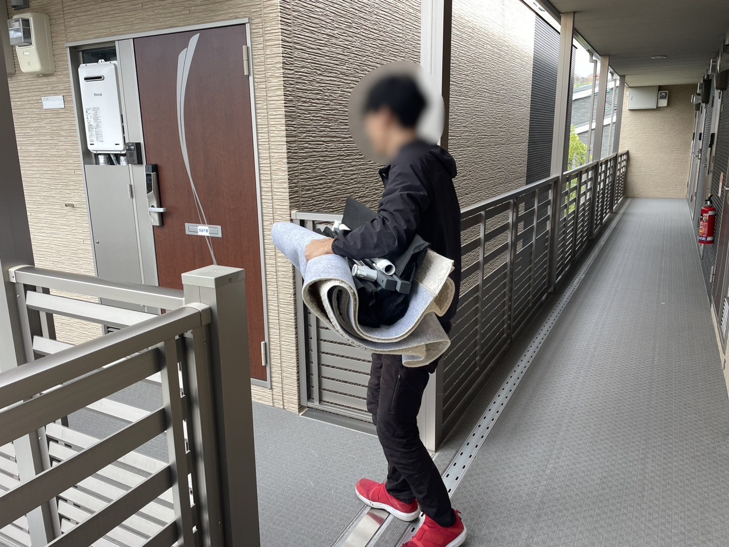 「マットレスやカーペット、ハンガーラックなどを回収しました」作業写真