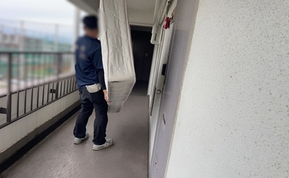 「1LDKのマンションのお部屋からマットレスをお引き取りしました」作業写真