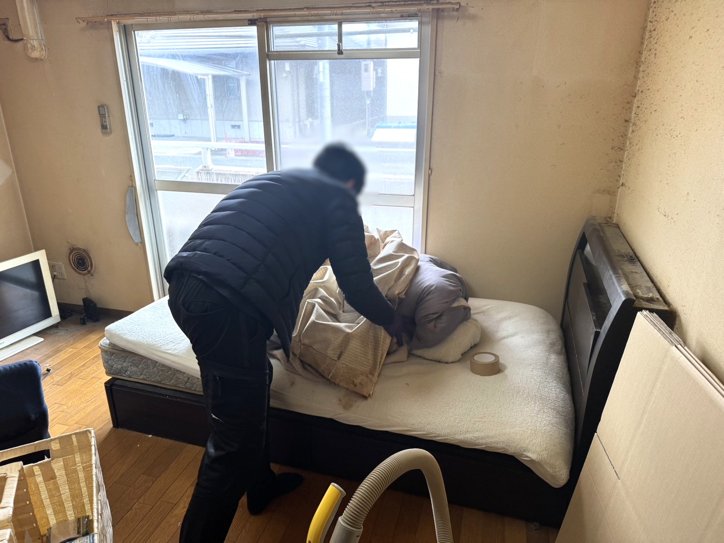 「マンションのお部屋からベッドや布団などを回収しました」作業写真