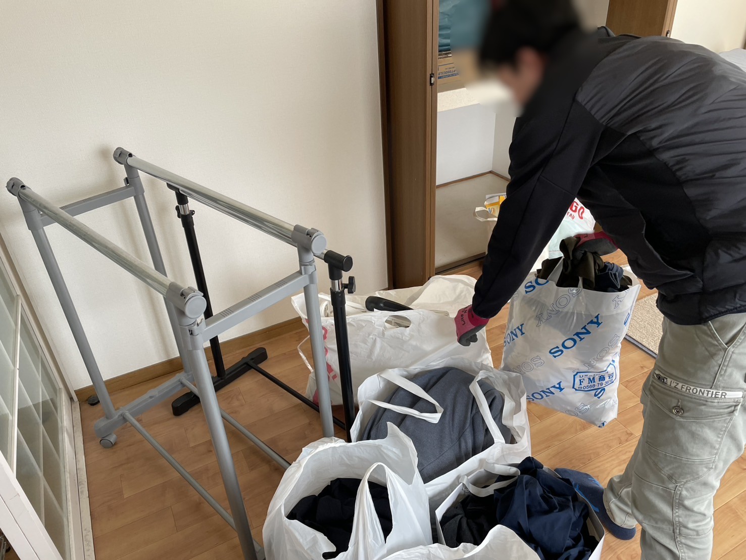 「2DKのマンションのお部屋かラックや棚などを回収しました」作業写真
