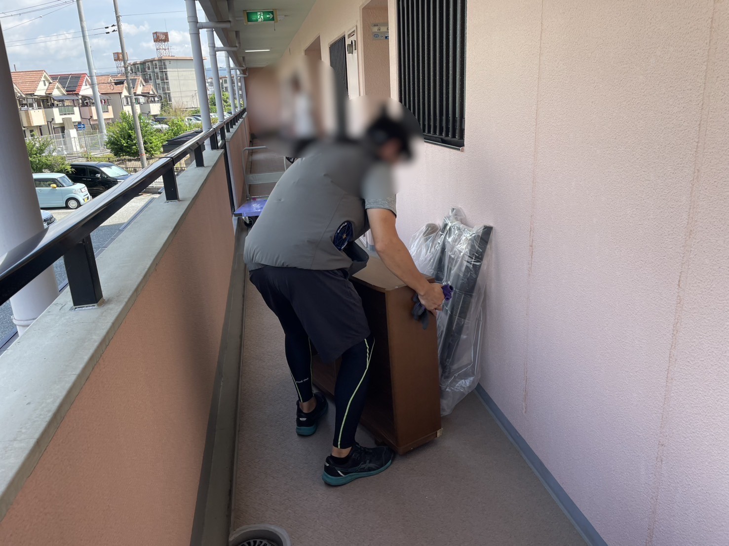 「1LDKのマンションのお部屋から一輪車や脚立などを回収しました」作業写真